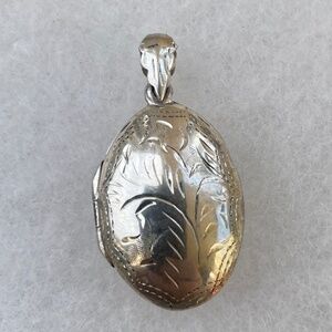 Vintage 925 Sterling Silver Engraved oval Locket Pendant